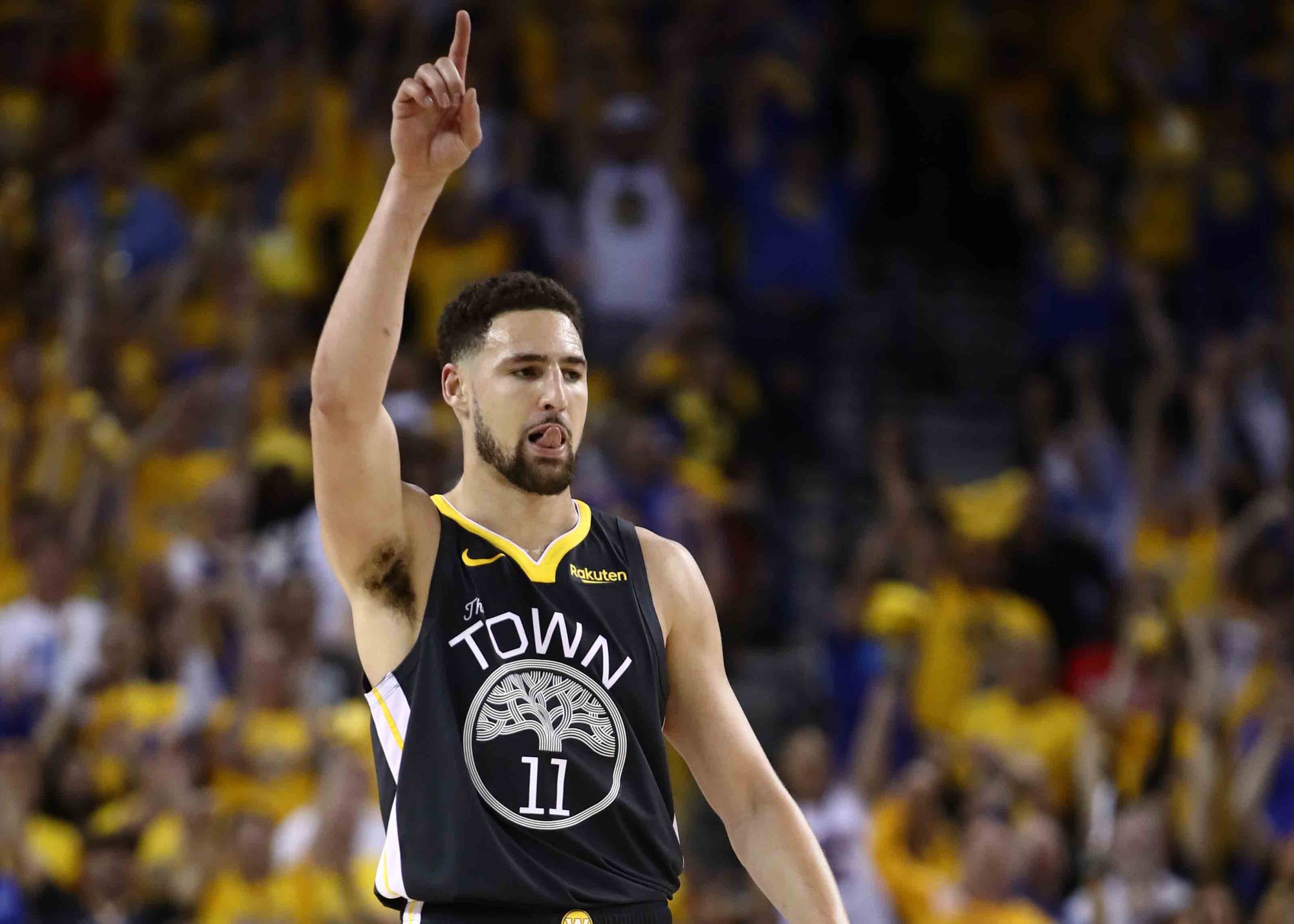 都神仙球！阿门送空接却弄巧成拙打进 随后斯玛特投丢彪哥极限补篮（神仙球连番上演：阿门空接误入网，斯玛特投丢后彪哥极限补篮）