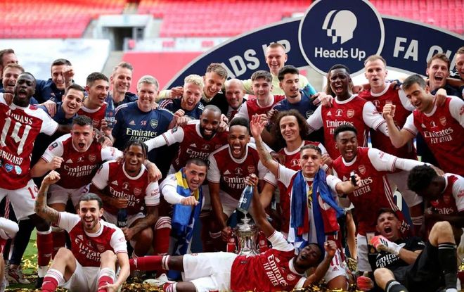 谭龙效力亚泰8年陪球队降级又冲超，如今再次跟随球队降级（谭龙在亚泰八年，历经降级与冲超，如今再度随队降级）