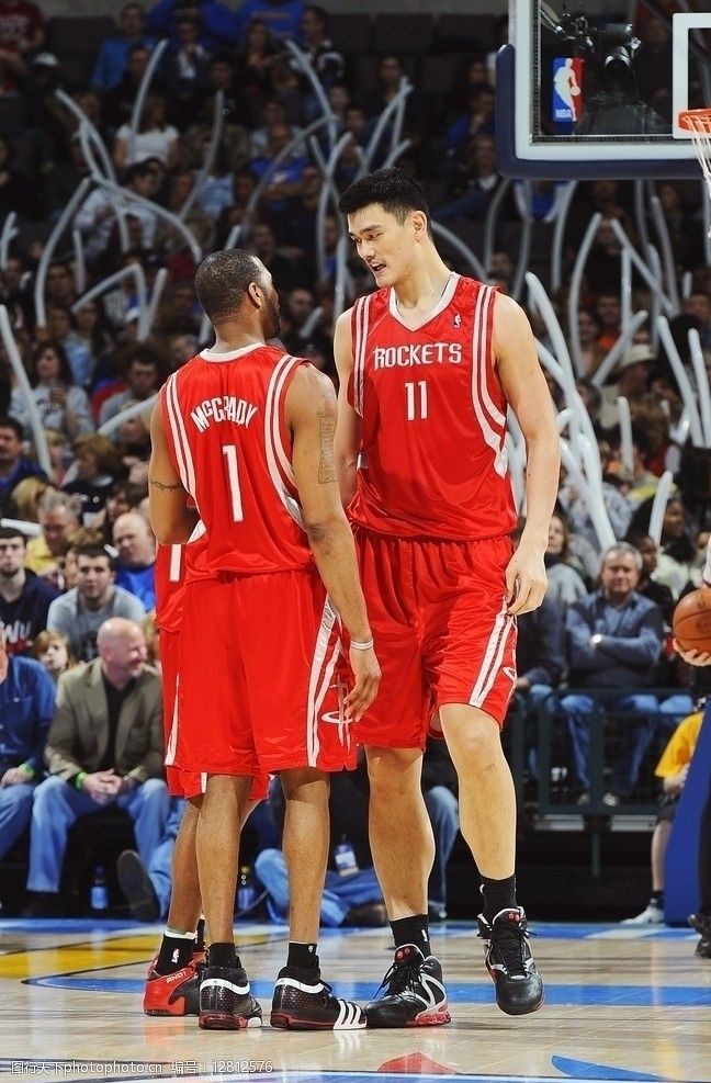 双引擎发力4-1大胜狼队，曼联升至第6：阿莫林终于是露出笑容（双核齐开火，曼联4-1击退狼队升至第6，阿莫林终于露笑）