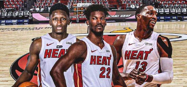 气氛浓厚🎄湖人球员们在训练基地迎接圣诞节的到来（训练基地洋溢圣诞气息🎄湖人球员齐迎节日到来）