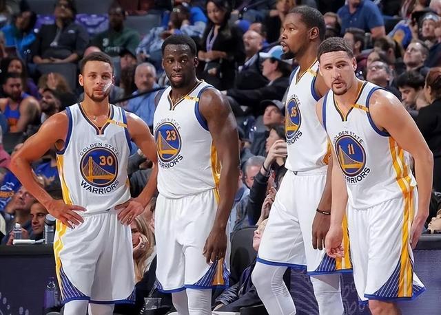 库有引力！勇士三次进攻完全展现库里引力：队友连续获得轻松机会（库里“重力”全开！勇士三回合尽显牵制，队友接连轻松得分）