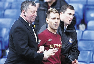 邮报：曼联询问多纳鲁马转会可能性，转会费与工资都超出预算（邮报：曼联探讨引进多纳鲁马，但转会费与薪资要求均超预算）