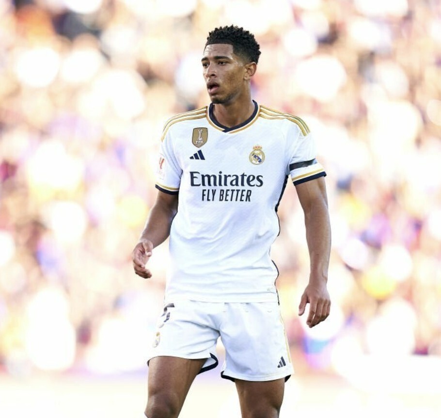 相似度99%！巴萨国王杯对手球员长相酷似拉莫斯，迅速外网走红（巴萨国王杯对手球员与拉莫斯神似，因撞脸在海外社媒火速走红）