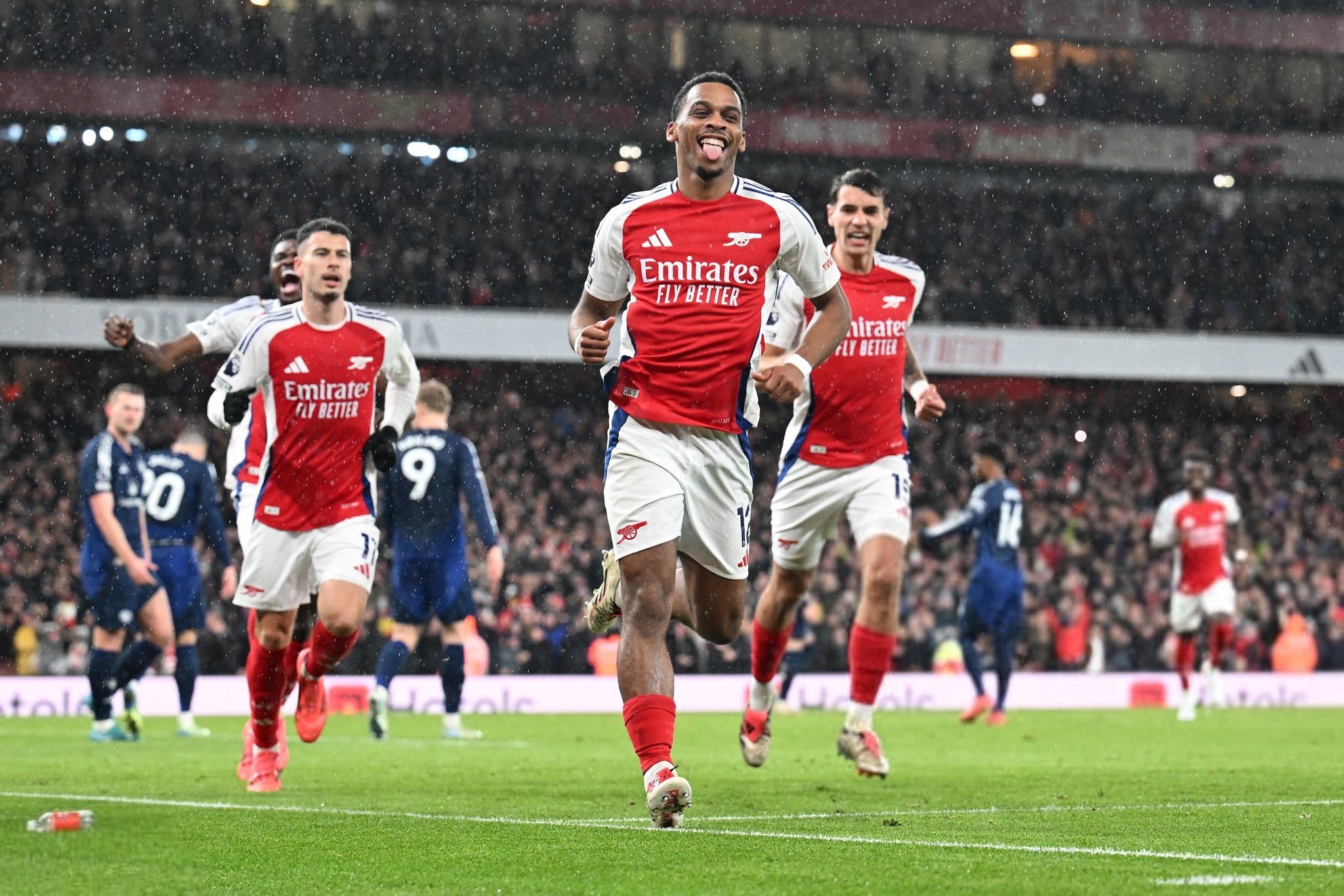 湖人圣诞盖楼抽奖，徽章音箱球衣等你拿（湖人圣诞狂欢抽奖，盖楼赢徽章、音箱、球衣）