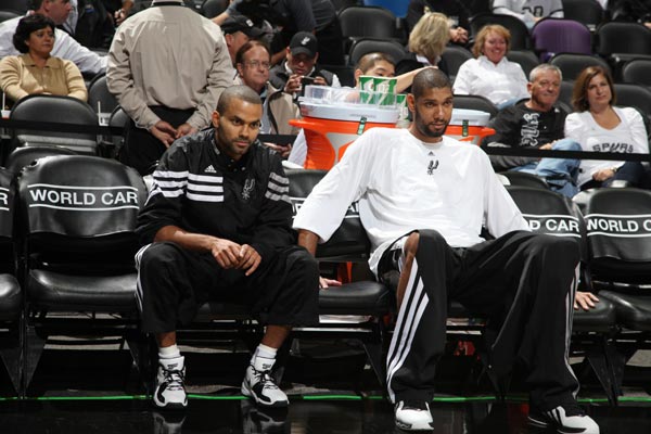 体育梗百科｜唐斯赛前摸奖杯尼克斯却未丢冠！真有“摸奖杯魔咒”吗？（体育梗大揭秘：唐斯赛前摸奖杯，尼克斯照样夺冠！“摸杯魔咒”究竟存在吗？）