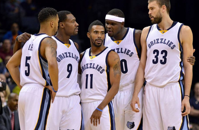 场均20.5分6.6篮板！恩比德因右膝伤势今日缺战尼克斯（恩比德右膝伤势今日缺席尼克斯之战，场均20.5分6.6篮板）