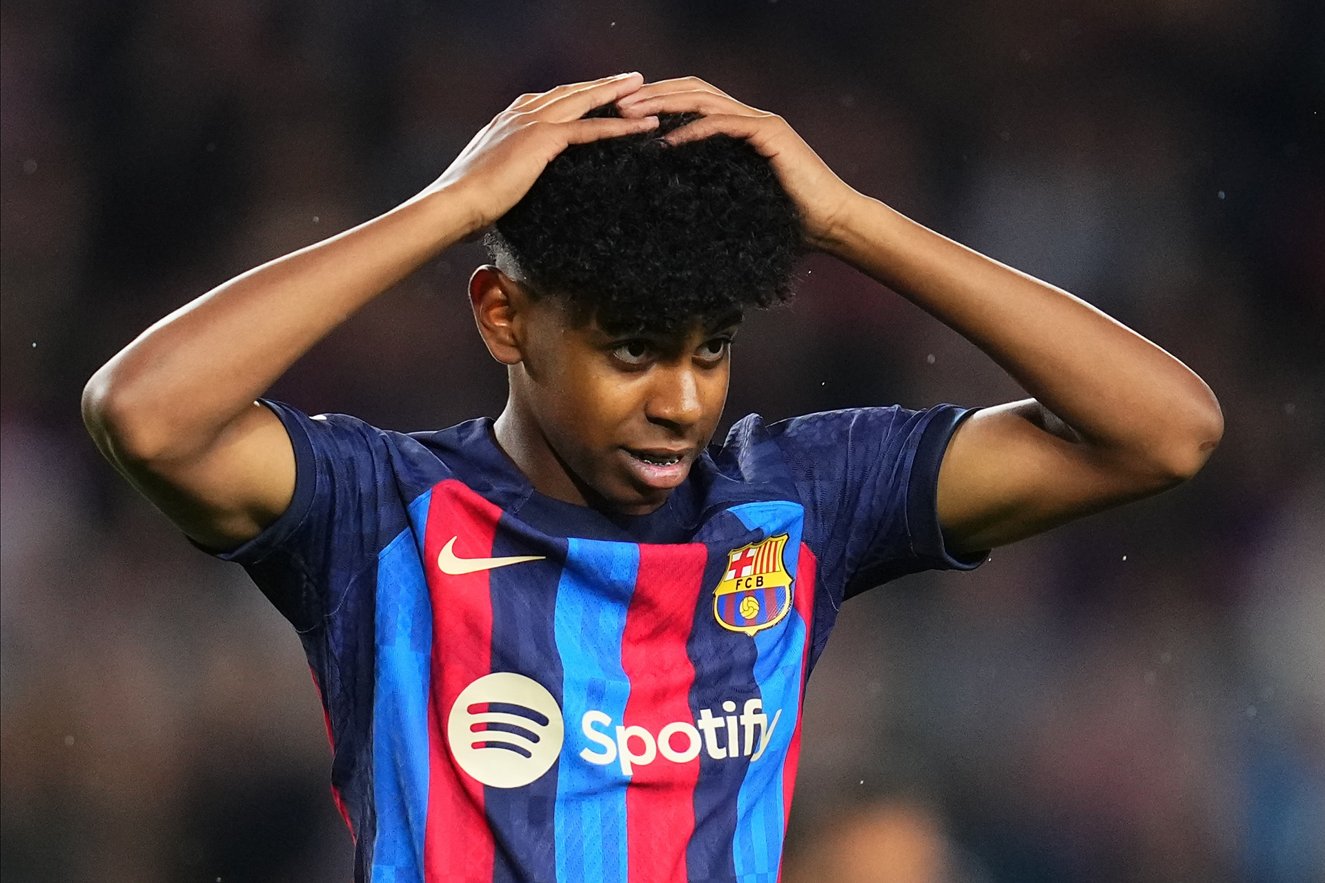 维尼修斯和阿森纳U16球员合影，2米法国门将抢镜（维尼修斯与阿森纳U16合影，2米法国门将抢尽风头）