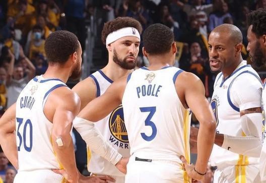 手感火烫！狄龙首节5投5中&两记三分 砍下12分2助攻（手感滚烫！狄龙首节5投全中命中2记三分，拿下12分2助攻）