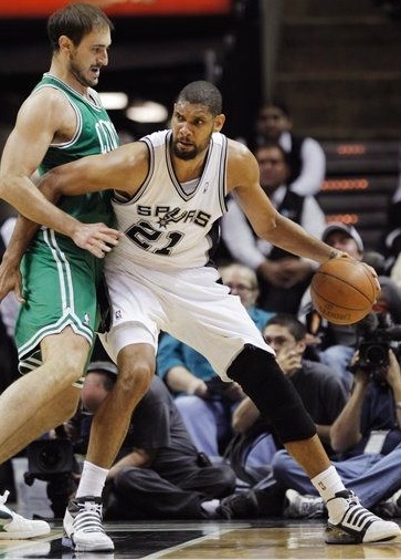 今日能否破荒？伊萨克时隔一个月再次代表利物浦登场（时隔一月再披利物浦战袍，伊萨克今日能否打破进球荒？）